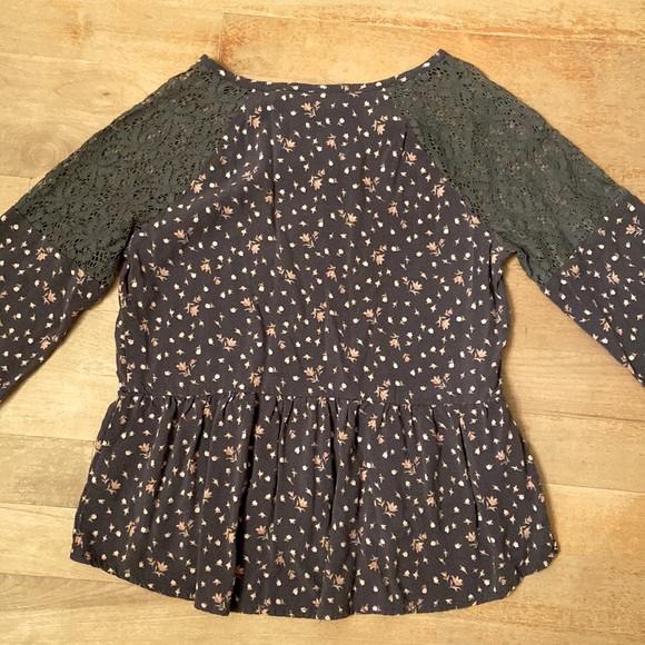 🌺 TCP Lace Shoulder Floral Print Blouse - Picture 7 of 8